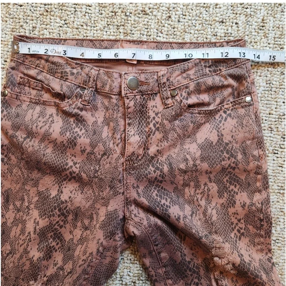 Easel Snakeskin Distressed Jeans‎ Women's Size Medium Pink Brown Frayed Hem